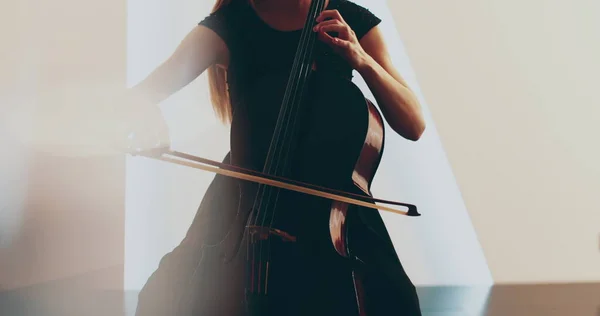 Singel Kvinna Spelar Cello Närbild Och Medium Närbild Cello Båge — Stockfoto