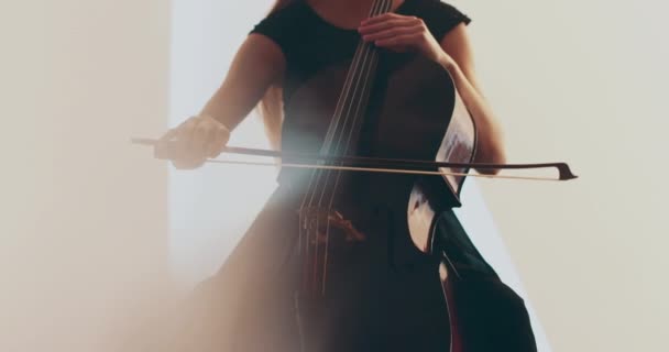 Alleinstehende Cello Spielerin Nahaufnahme Und Mittlere Nahaufnahme Cello Bogen Und — Stockvideo