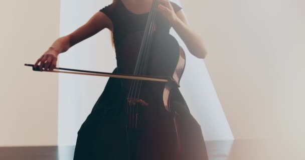 独唱大提琴的单身女性 特写和中等特写 大提琴弓弦 镜头从聚焦到失焦的平稳过渡 美丽的电影和艺术镜头 — 图库视频影像