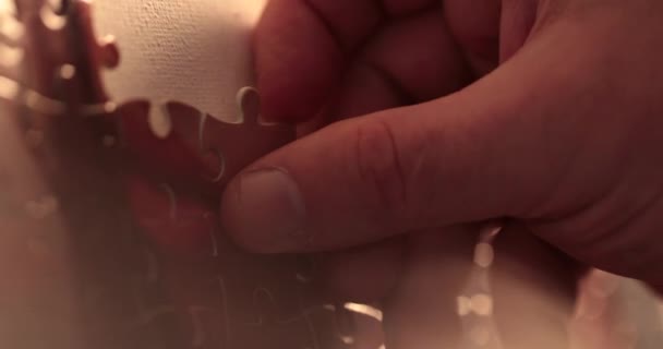 Közelkép Rejtvényről Egy Kéz Ami Kirakós Egy Részét Teszi Gyönyörű — Stock videók