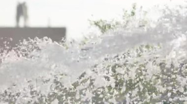 Yangını söndürmek için jetle yangın hortumundan köpük uçar. Yakın plan.