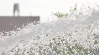 Yangını söndürmek için jetle yangın hortumundan köpük uçar. Yakın plan.