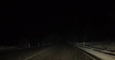 Kötü havada araba kullanırken ön camdan yola ateş etmek. Gece araba penceresinden yola ön manzara