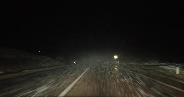 Kötü Havada Araba Kullanırken Camdan Yola Ateş Etmek Gece Araba — Stok video