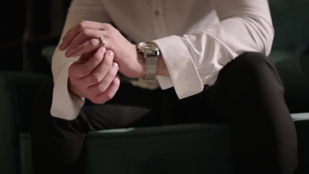 Kolları Kıvrılmış Beyaz Gömlekli Bir Adam Oturuyor Eller Planda Renk — Stok video