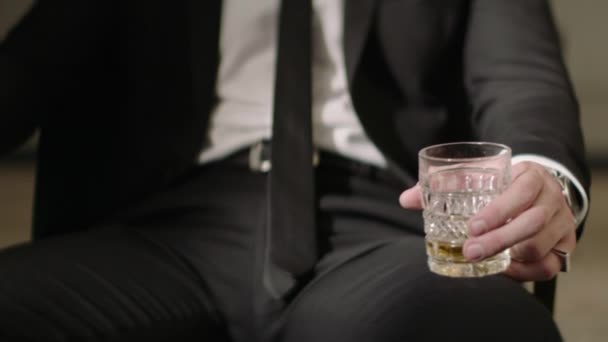 Młody Człowiek Garniturze Krawacie Siedzi Krześle Pije Alkohol Szklanki Biznesmen — Wideo stockowe