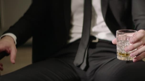 Ein Junger Mann Businessanzug Und Krawatte Sitzt Auf Einem Stuhl — Stockvideo