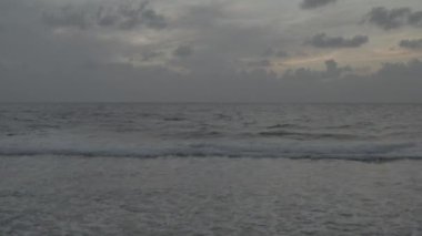 Maldivler adasının kıyılarını insansız hava aracıyla fotoğraflamak. Plajın havadan çekilmiş fotoğrafı. Renk düzeltmesi olmayan görüntü.