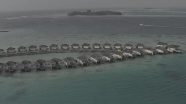 水上のバンガローヴィラの空中ビュー 熱帯モルディブのエキゾチックなターコイズブルーの楽園の空中ドローン映像 高品質4Kビデオ モルディブの高級リゾート 色補正なしの映像 — ストック動画