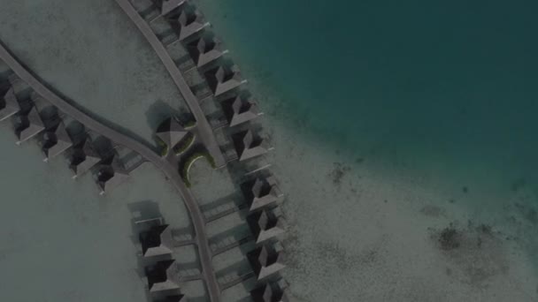 Αεροφωτογραφία Βίλας Μπανγκαλόου Πάνω Στο Νερό Αεροπλάνο Drone Ενός Εξωτικού — Αρχείο Βίντεο