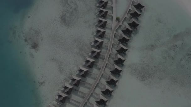 Αεροφωτογραφία Βίλας Μπανγκαλόου Πάνω Στο Νερό Αεροπλάνο Drone Ενός Εξωτικού — Αρχείο Βίντεο