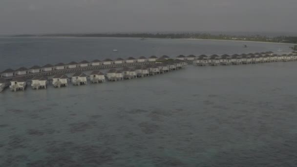 俯瞰水面上的平房别墅 在热带马尔代夫的一个奇异的绿松石天堂的空中无人驾驶镜头 高质量的4K视频 马尔代夫的一个豪华度假胜地 无色彩校正的图像 — 图库视频影像