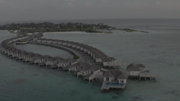 Uitzicht Vanuit Lucht Een Bungalowvilla Aan Het Water Luchtfoto Drone — Stockvideo