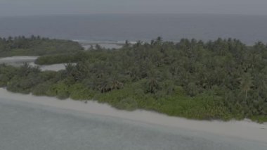 Maldivler 'deki tropik adaların güzel kuş bakışı görüntüsü. Egzotik tropik adaların hava fotoğrafçılığı. Renk düzeltmesi olmayan görüntü.