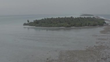 Maldivler 'deki tropik adaların güzel kuş bakışı görüntüsü. Egzotik tropik adaların hava fotoğrafçılığı. Renk düzeltmesi olmayan görüntü.