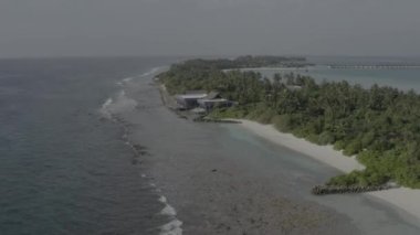 Maldivler 'deki tropik adaların güzel kuş bakışı görüntüsü. Egzotik tropik adaların hava fotoğrafçılığı. Renk düzeltmesi olmayan görüntü.