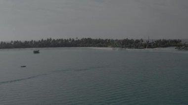 Maldivler 'deki tropik adaların güzel kuş bakışı görüntüsü. Egzotik tropik adaların hava fotoğrafçılığı. Renk düzeltmesi olmayan görüntü.