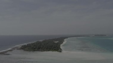 Maldivler 'deki tropik adaların güzel kuş bakışı görüntüsü. Egzotik tropik adaların hava fotoğrafçılığı. Renk düzeltmesi olmayan görüntü.