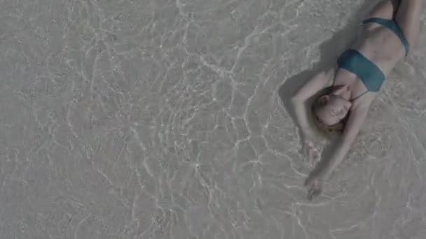 Widok Góry Dziewczyny Leżącej Plaży Mytej Przez Fale Morza Absolutnie — Wideo stockowe