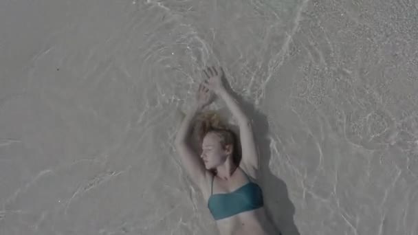 Vista Superior Una Chica Acostada Playa Siendo Bañada Por Las — Vídeo de stock