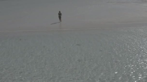 Счастливая Веселая Девушка Прыгающая Песчаном Пляже Экзотических Тропических Мальдивах Улыбающаяся — стоковое видео