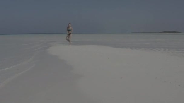 Feliz Chica Alegre Saltando Playa Arena Agua Maldivas Tropicales Exóticas — Vídeos de Stock