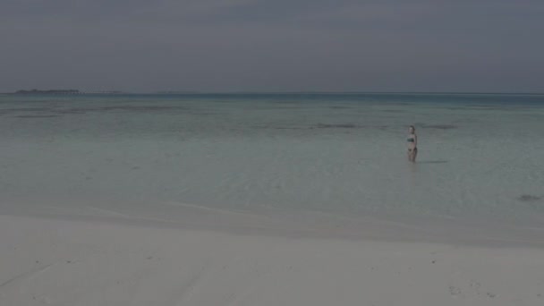 Szczęśliwa Wesoła Dziewczyna Skacząca Piaszczystej Plaży Egzotycznych Tropikalnych Malediwach Uśmiechnięta — Wideo stockowe