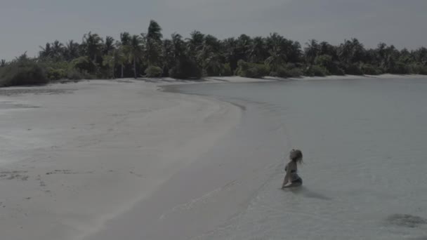 Szczęśliwa Wesoła Dziewczyna Skacząca Piaszczystej Plaży Egzotycznych Tropikalnych Malediwach Uśmiechnięta — Wideo stockowe