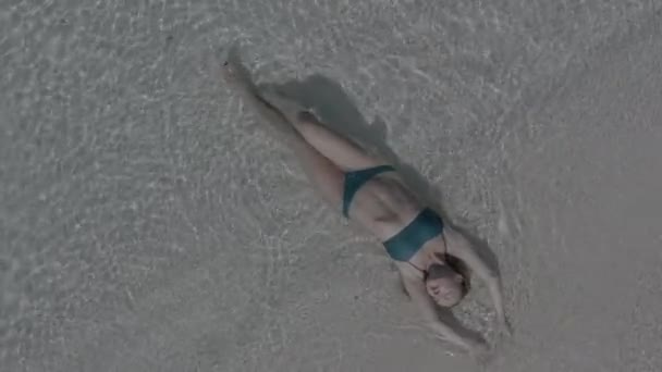 Widok Góry Dziewczyny Leżącej Plaży Mytej Przez Fale Morza Absolutnie — Wideo stockowe