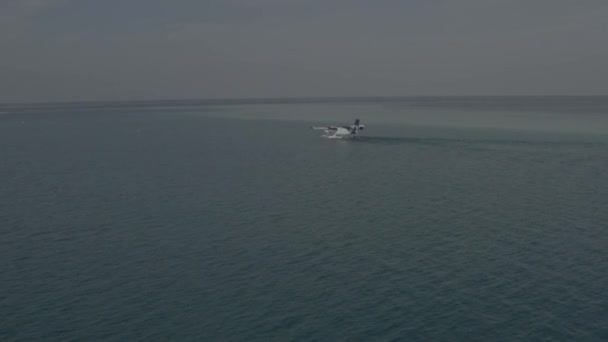 水上飞机站在水面上 乘坐水上飞机空运马尔代夫游客 无色彩校正的图像 — 图库视频影像
