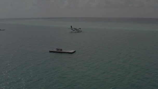 Seaplane Stands Water Transportation Maldivian Tourists Air Seaplane Footage Color — Stock Video
