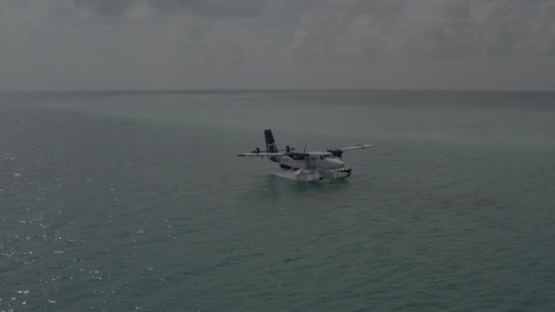 Wasserflugzeug Steht Auf Dem Wasser Transport Maledivischer Touristen Flugzeug Verfilmung — Stockvideo
