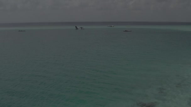 Υδροπλάνο Στέκεται Στο Νερό Μεταφορά Μαλδιβίων Τουριστών Αεροπορικώς Υδροπλάνο Πλάνα — Αρχείο Βίντεο