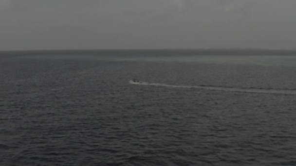 Снимок Небольшой Белой Лодки Медленно Плывущей Через Индийский Океан Мальдивах — стоковое видео