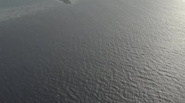 Bir İHA 'dan Maldivler' in güzel manzarası. Maldivler 'deki egzotik adaların, tatil beldelerinin ve manzaraların hava fotoğrafları. Adaların kuş bakışı manzarası, plajlar, mavi su, beyaz kum. Renk düzeltmesi olmayan video.
