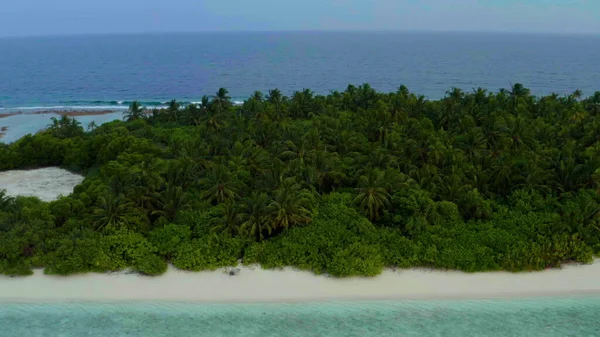 Nagranie Lotu Drona Nad Malowniczą Plażą Białym Piaskiem Błękitną Wodą — Zdjęcie stockowe