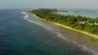Maldivler adalarındaki bir drondan ateş ediyorlar. Güzel deniz dalgaları, kumsallar, adalardaki inanılmaz deniz ve bitki örtüsü..