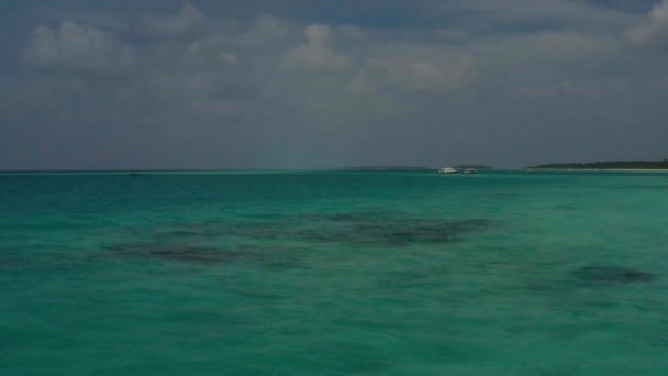 말디비아 들에서 드론으로 바다를 가로지르고 있습니다 아름다운 놀라운 — 비디오