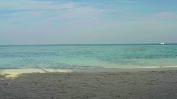 Beyaz Kum Mavi Palmiye Ağaçları Deniz Dalgaları Ile Pitoresk Bir — Stok fotoğraf
