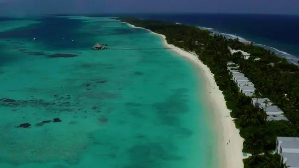 Nagranie Lotu Drona Nad Malowniczą Plażą Białym Piaskiem Błękitną Wodą — Zdjęcie stockowe