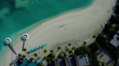 Maldivler adalarındaki bir drondan ateş ediyorlar. Güzel deniz dalgaları, kumsallar, adalardaki inanılmaz deniz ve bitki örtüsü..