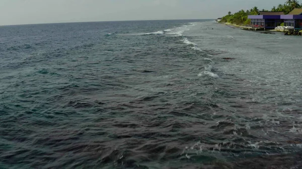 Воздушное Видео Беспилотника Летящего Над Живописным Пляжем Белым Песком Голубой — стоковое фото