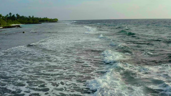 白い砂と青い水 ヤシの木と海の波で絵のように美しいビーチを飛ぶ無人機の空中ビデオ — ストック写真