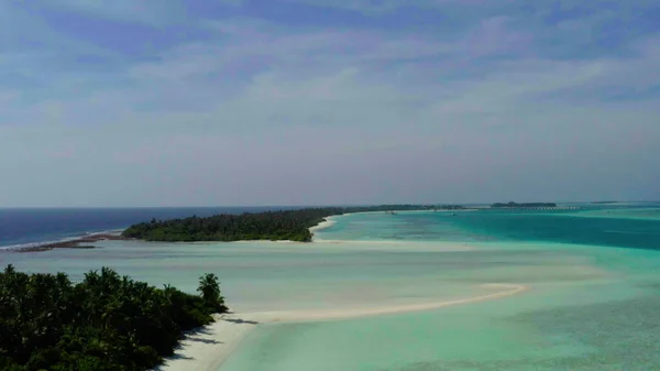 Beyaz Kum Mavi Palmiye Ağaçları Deniz Dalgaları Ile Pitoresk Bir — Stok fotoğraf