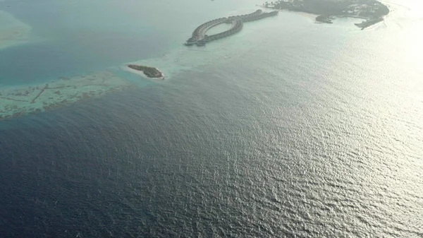Mavi Göldeki Beyaz Kumlu Sahildeki Lüks Villaların Havadan Görünüşü Maldivler — Stok fotoğraf