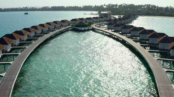 蓝色泻湖 白色沙滩上水上豪华别墅的空中景观 在马尔代夫的一个岛上 有一排排的平房 上面有水 — 图库照片