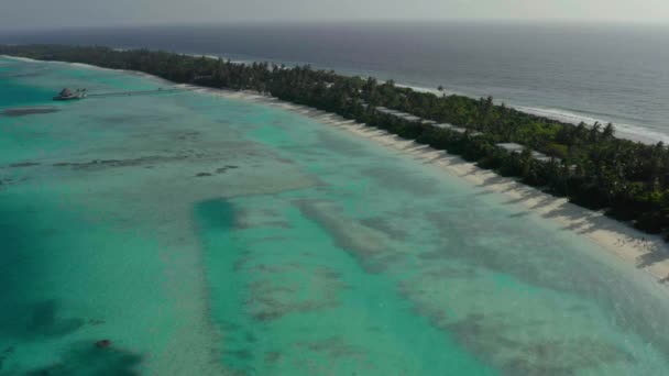 Mavi Göldeki Beyaz Kumlu Sahildeki Lüks Villaların Havadan Görünüşü Maldivler — Stok video