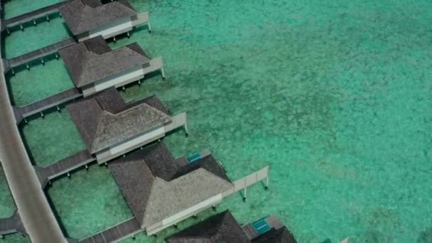 Vista Aérea Villas Lujo Sobre Agua Laguna Azul Playa Arena — Vídeos de Stock