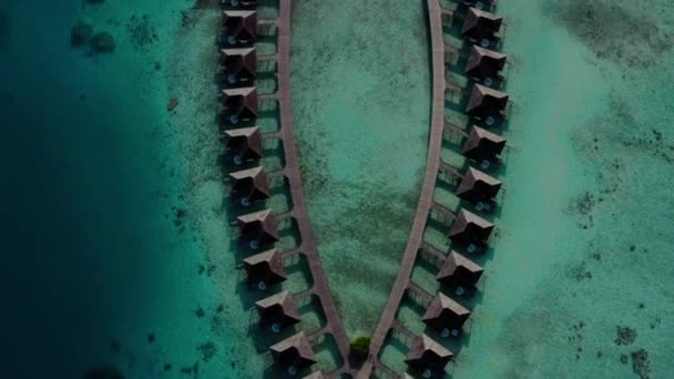 Vista Aérea Moradias Luxo Sobre Água Lagoa Azul Praia Areia — Vídeo de Stock