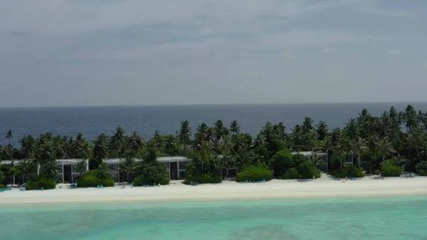 Skjuter Från Drönare Över Havet Maldiviska Öarna Vackra Havsvågor Stränder — Stockfoto